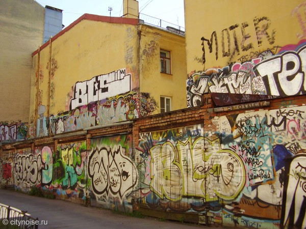 Интересные граффити дворы встречаются в Петербурге